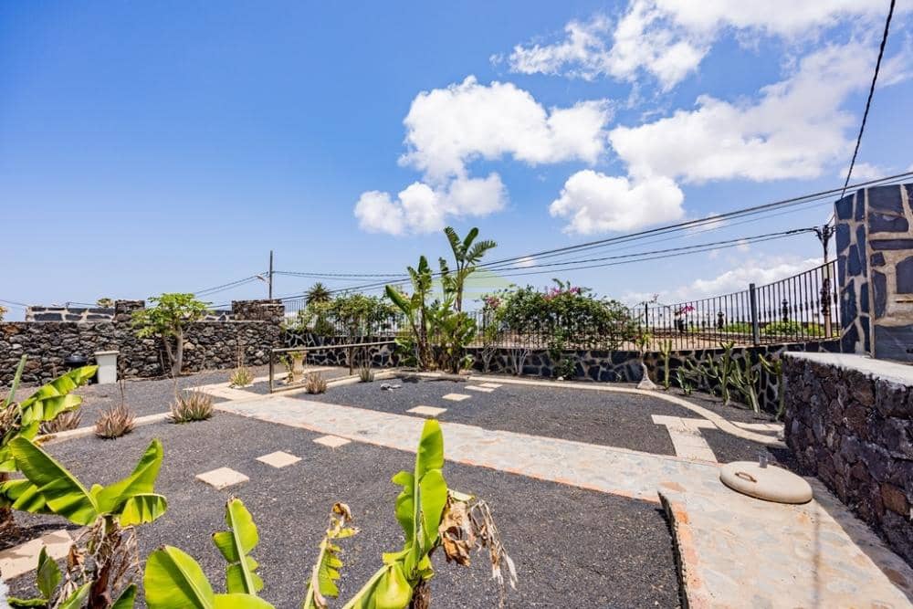 Chalet de 7 habitaciones en Tinajo en venta con piscina - 895.000 € (Ref: 9458464)