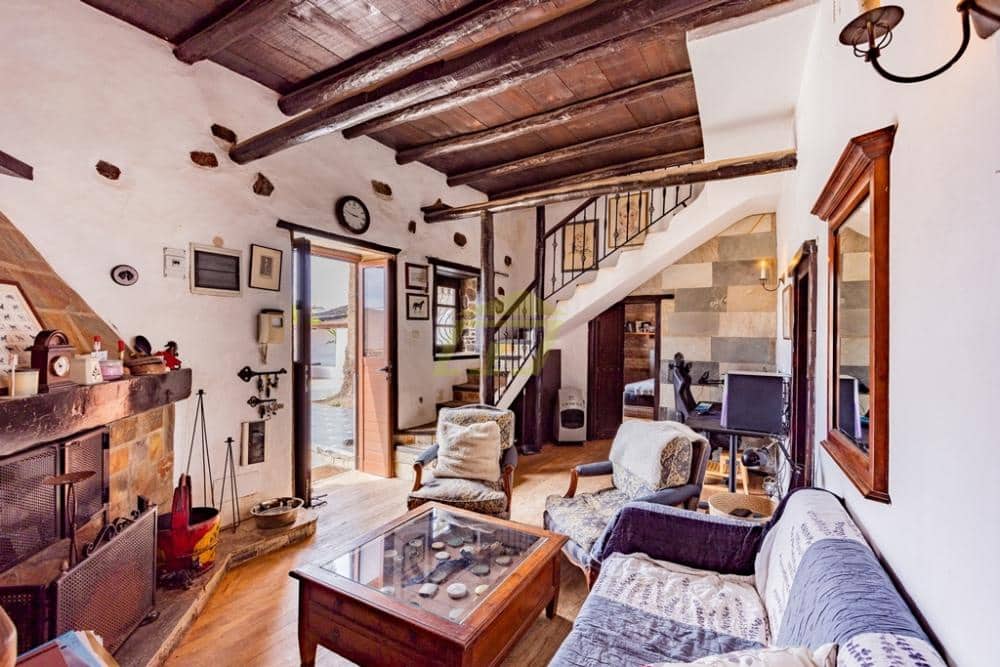 Chalet de 7 habitaciones en Tinajo en venta con piscina - 895.000 € (Ref: 9458464)