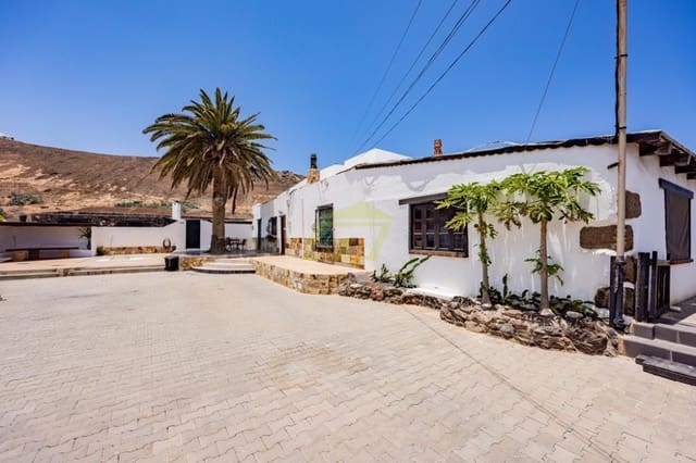 7 bedroom Villa for sale in Tinajo with pool - € 895,000 (Ref: 9458464)