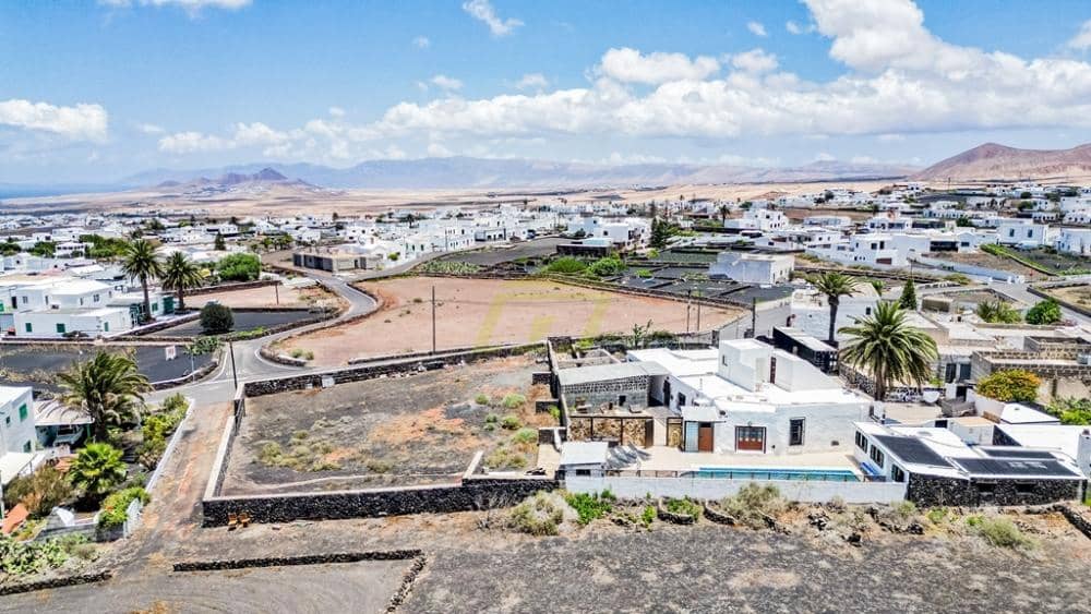 Chalet de 7 habitaciones en Tinajo en venta con piscina - 895.000 € (Ref: 9458464)