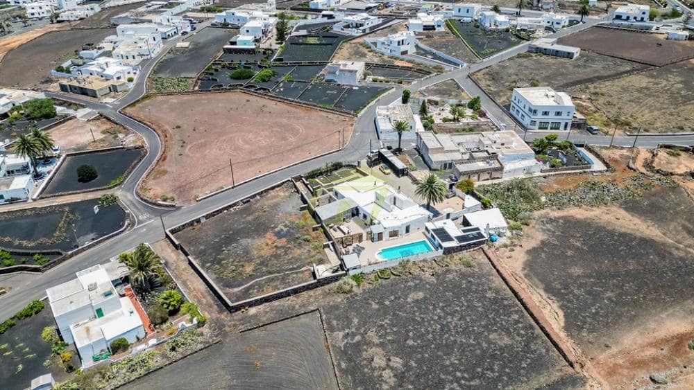 Chalet de 7 habitaciones en Tinajo en venta con piscina - 895.000 € (Ref: 9458464)