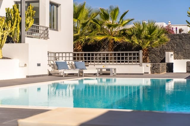5 slaapkamer Villa te koop in Puerto Calero, Yaiza met zwembad - € 1.650.000 (Ref: 9458469)