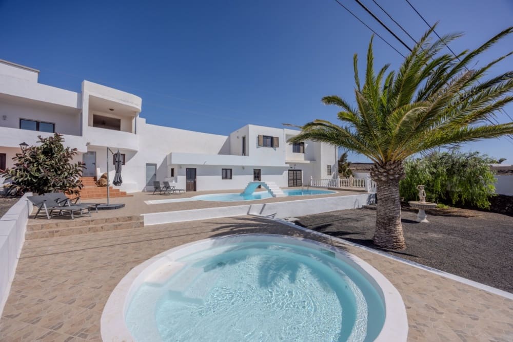 4 slaapkamer Villa te koop in Puerto Calero met zwembad - € 2.200.000 (Ref: 9458470)