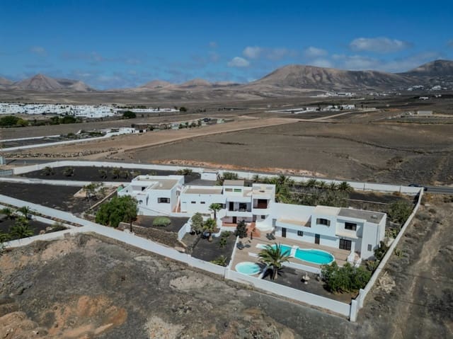 4 slaapkamer Villa te koop in Puerto Calero, Yaiza met zwembad - € 2.200.000 (Ref: 9458470)
