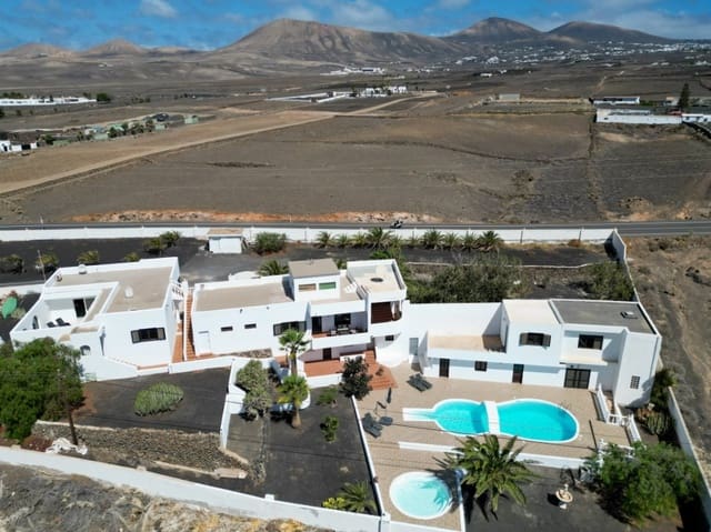 4 slaapkamer Villa te koop in Puerto Calero, Yaiza met zwembad - € 2.200.000 (Ref: 9458470)