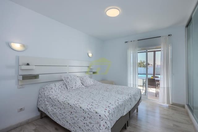 Chalet de 2 habitaciones en Playa Blanca, Yaiza en venta con piscina - 415.000 € (Ref: 9458480)