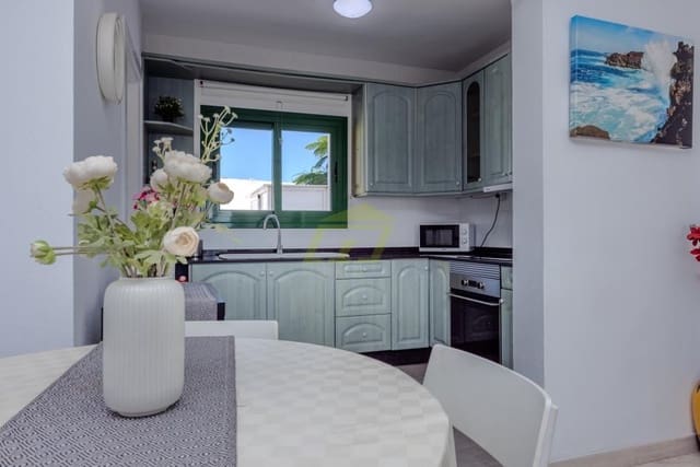 Chalet de 2 habitaciones en Playa Blanca, Yaiza en venta con piscina - 415.000 € (Ref: 9458480)