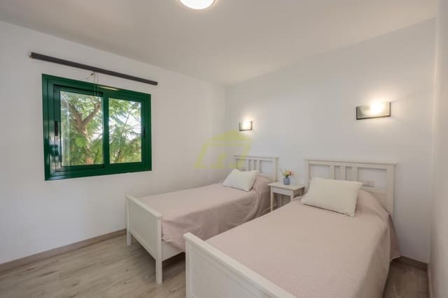 Chalet de 2 habitaciones en Playa Blanca, Yaiza en venta con piscina - 415.000 € (Ref: 9458480)