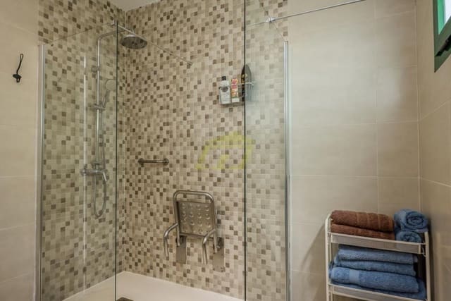 Chalet de 2 habitaciones en Playa Blanca, Yaiza en venta con piscina - 415.000 € (Ref: 9458480)