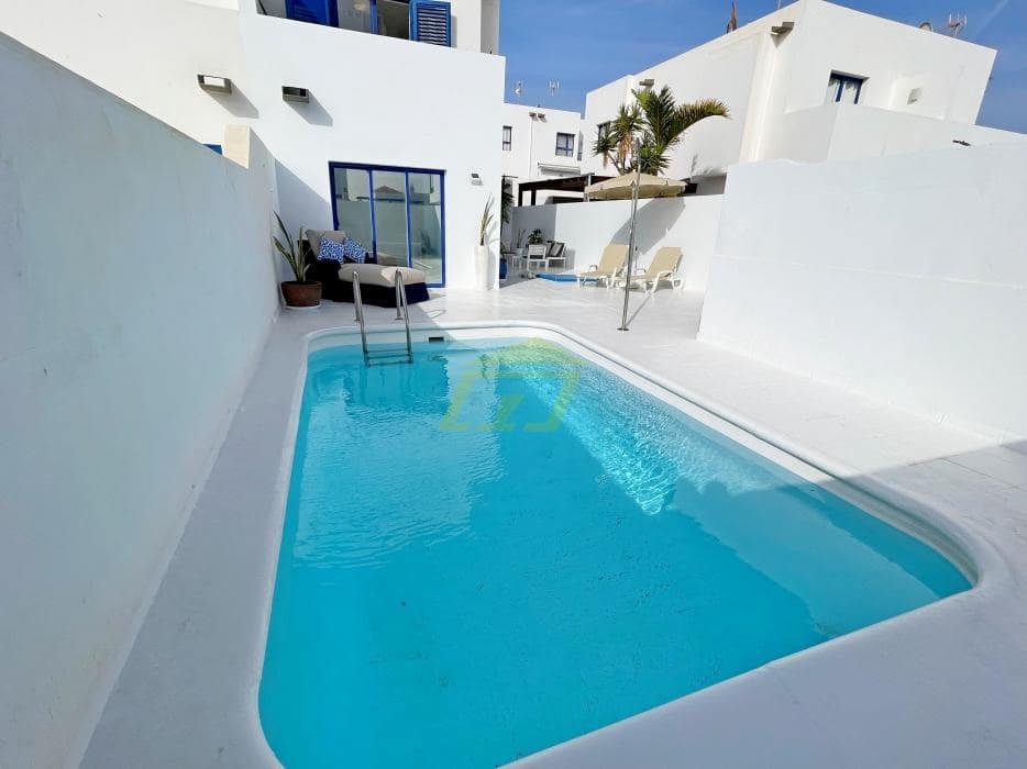 3 bedroom Villa for sale in Playa Blanca with pool - € 497,000 (Ref: 9458482)