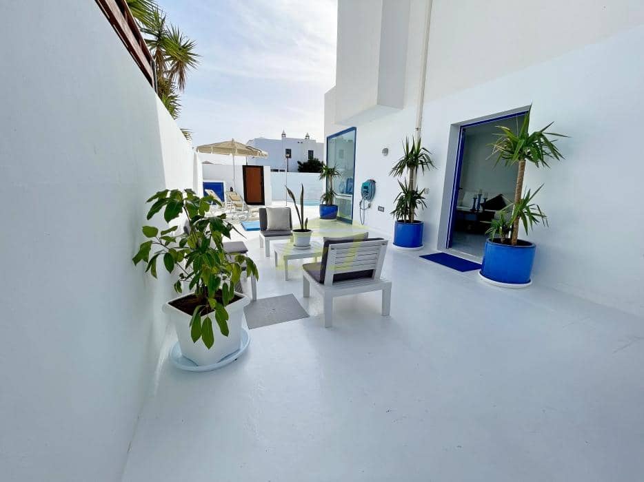 3 bedroom Villa for sale in Playa Blanca with pool - € 497,000 (Ref: 9458482)