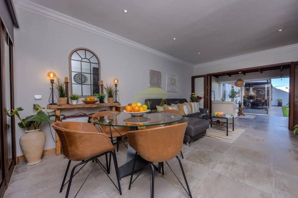 3 bedroom Villa for sale in Playa Blanca with pool - € 715,000 (Ref: 9458483)