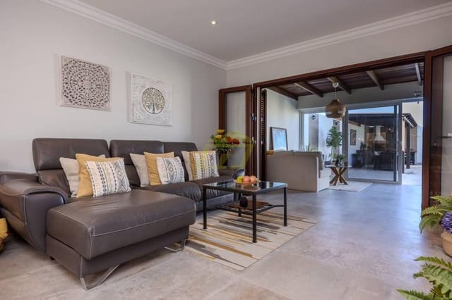 3 slaapkamer Villa te koop in Playa Blanca, Yaiza met zwembad - € 715.000 (Ref: 9458483)