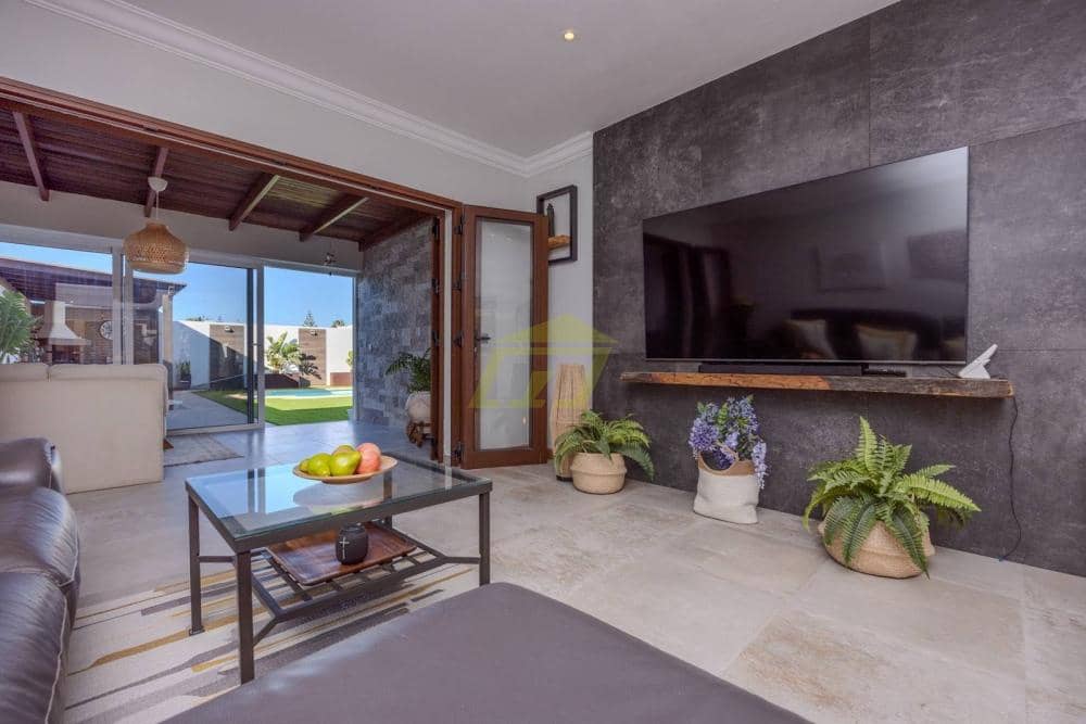 3 bedroom Villa for sale in Playa Blanca with pool - € 715,000 (Ref: 9458483)