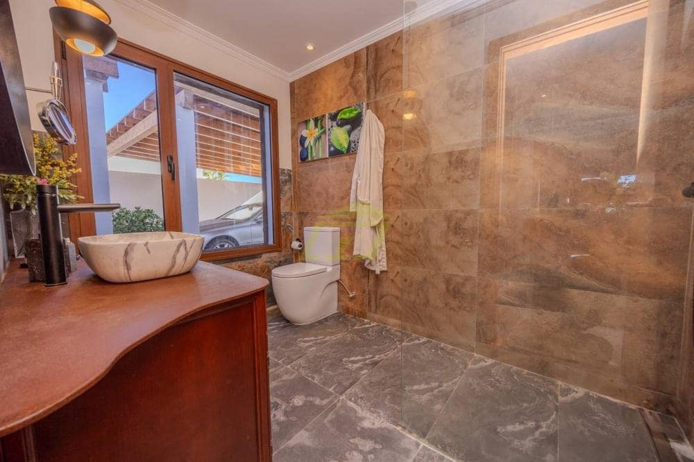 3 bedroom Villa for sale in Playa Blanca with pool - € 715,000 (Ref: 9458483)