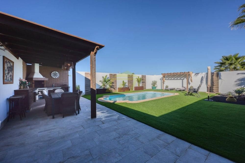 3 bedroom Villa for sale in Playa Blanca with pool - € 715,000 (Ref: 9458483)