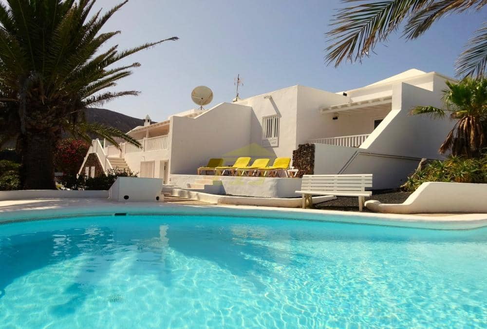 5 bedroom Villa for sale in Playa Blanca with pool - € 720,000 (Ref: 9458485)