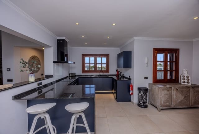 5 Zimmer Villa zu verkaufen in Playa Blanca, Yaiza mit Pool - 1.750.000 € (Ref: 9458488)