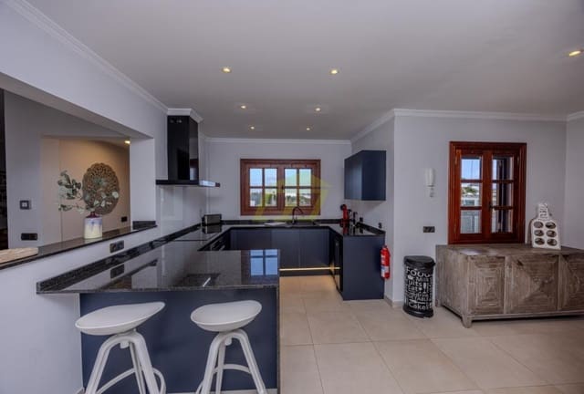 5 makuuhuone Huvila myytävänä paikassa Playa Blanca, Yaiza mukana uima-altaan - 1 750 000 € (Ref: 9458488)