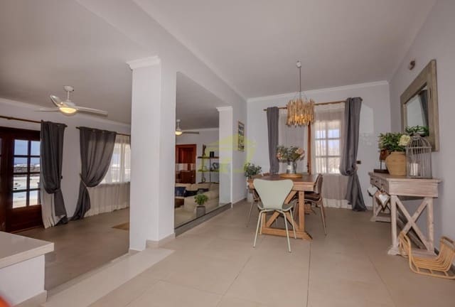 5 makuuhuone Huvila myytävänä paikassa Playa Blanca, Yaiza mukana uima-altaan - 1 750 000 € (Ref: 9458488)