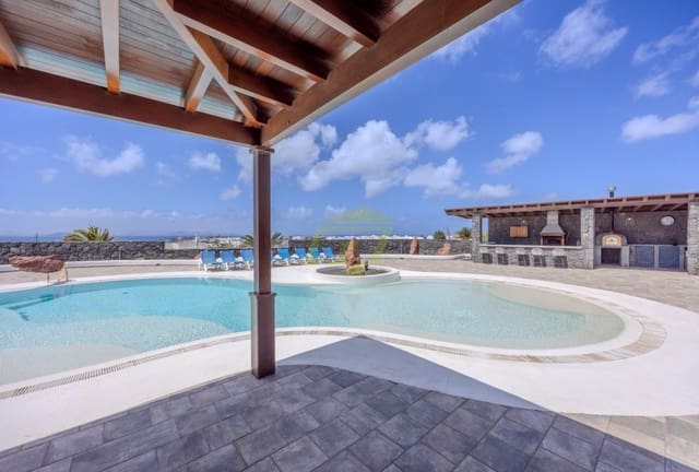 5 makuuhuone Huvila myytävänä paikassa Playa Blanca, Yaiza mukana uima-altaan - 1 750 000 € (Ref: 9458488)