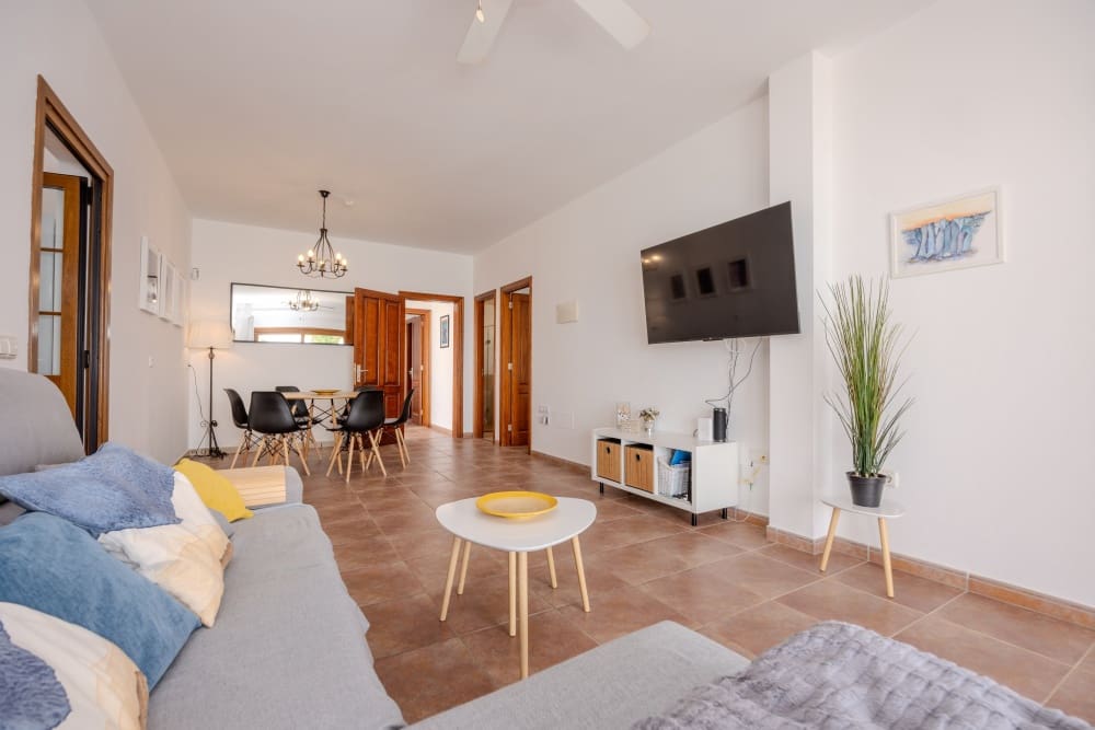 3 slaapkamer Villa te koop in Playa Blanca met zwembad - € 549.000 (Ref: 9458490)