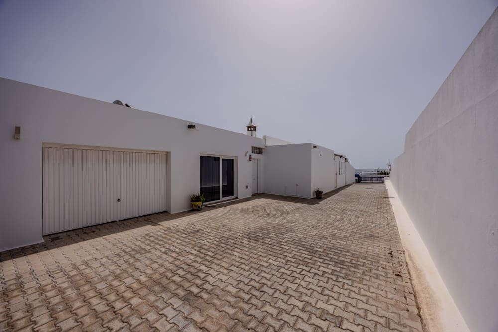 3 slaapkamer Villa te koop in Playa Blanca met zwembad - € 549.000 (Ref: 9458490)