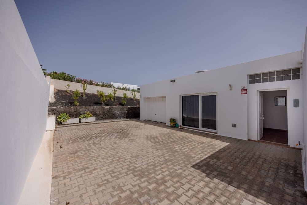 3 slaapkamer Villa te koop in Playa Blanca met zwembad - € 549.000 (Ref: 9458490)