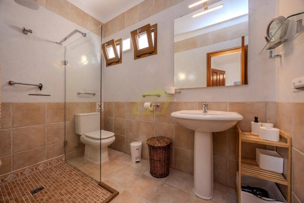 3 slaapkamer Villa te koop in Playa Blanca met zwembad - € 549.000 (Ref: 9458490)