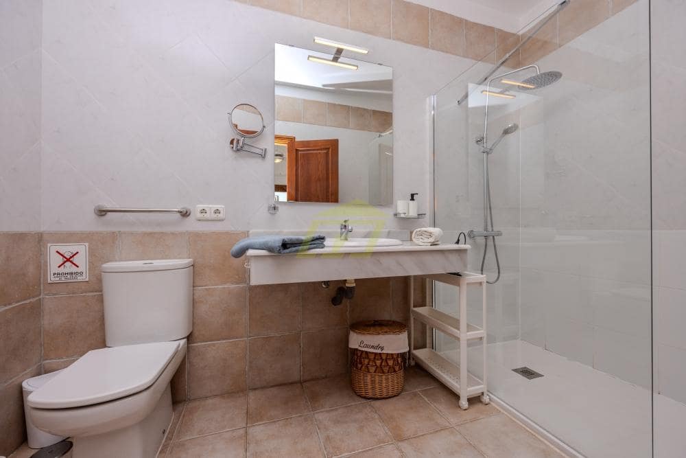 3 slaapkamer Villa te koop in Playa Blanca met zwembad - € 549.000 (Ref: 9458490)