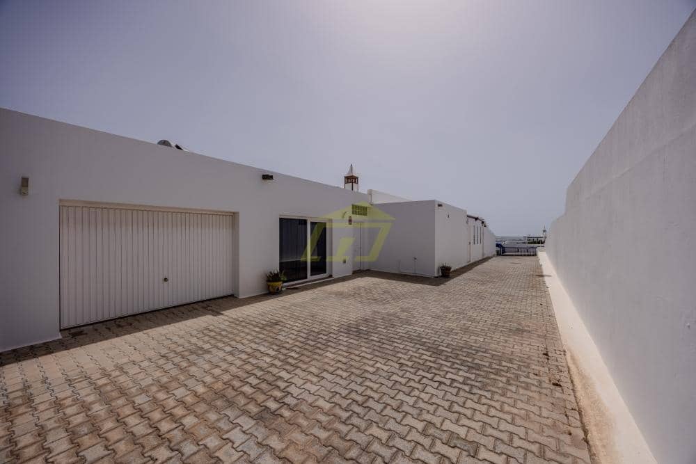 3 slaapkamer Villa te koop in Playa Blanca met zwembad - € 549.000 (Ref: 9458490)