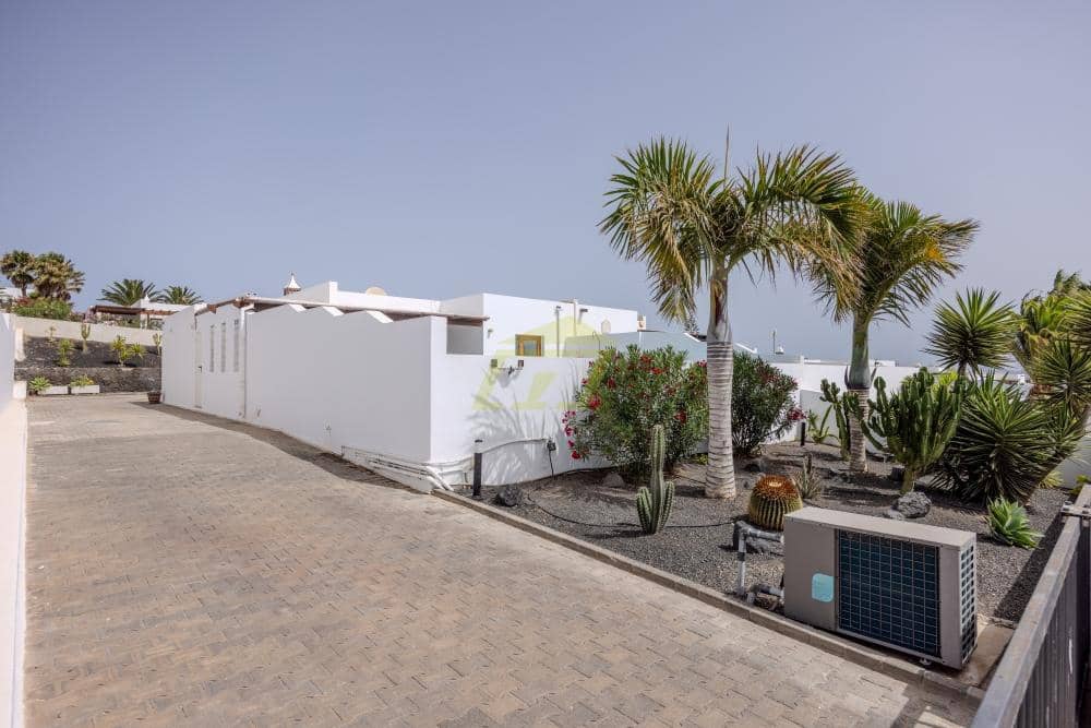 3 slaapkamer Villa te koop in Playa Blanca met zwembad - € 549.000 (Ref: 9458490)