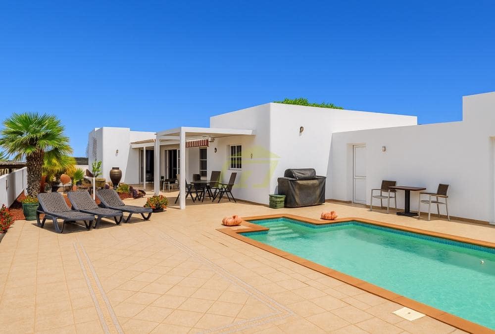 3 bedroom Villa for sale in Yaiza with pool - € 565,000 (Ref: 9458491)