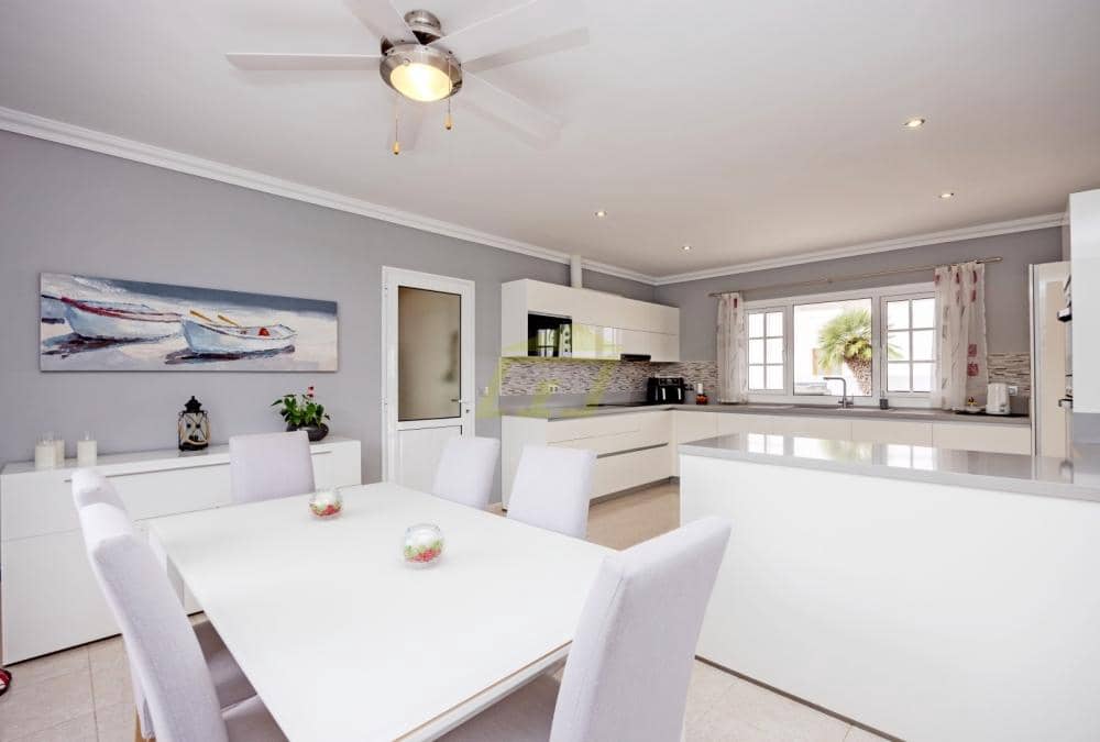 3 bedroom Villa for sale in Yaiza with pool - € 565,000 (Ref: 9458491)