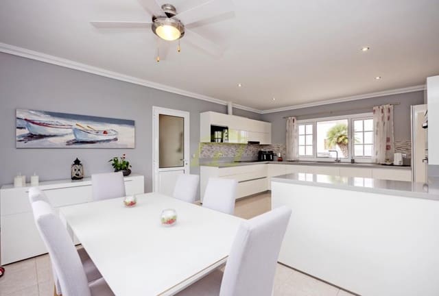 3 bedroom Villa for sale in Yaiza with pool - € 565,000 (Ref: 9458491)