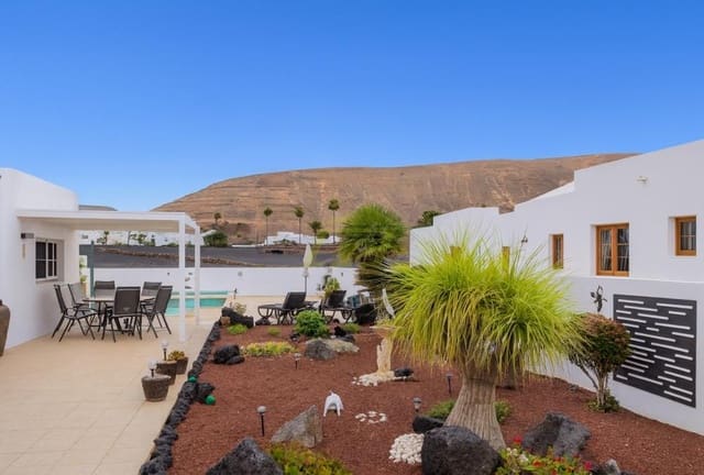 3 bedroom Villa for sale in Yaiza with pool - € 565,000 (Ref: 9458491)