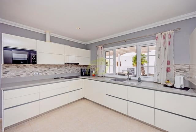 3 bedroom Villa for sale in Yaiza with pool - € 565,000 (Ref: 9458491)