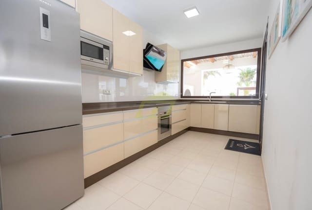 3 soveværelse Villa til salg i Playa Blanca, Yaiza med swimmingpool - € 597.500 (Ref: 9458492)