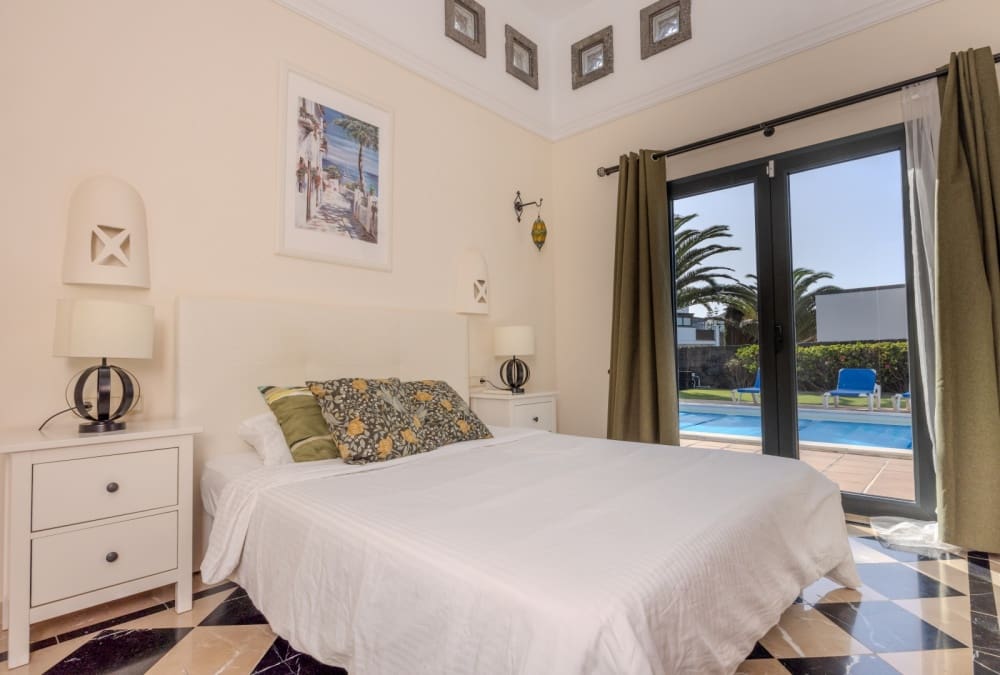 2 bedroom Villa for sale in Playa Blanca with pool - € 485,000 (Ref: 9458496)