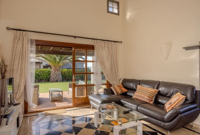 2 bedroom Villa for sale in Playa Blanca, Yaiza with pool - € 485,000 (Ref: 9458496)