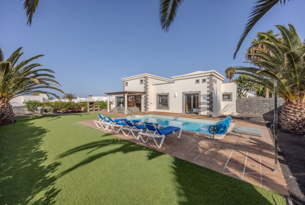 2 bedroom Villa for sale in Playa Blanca with pool - € 485,000 (Ref: 9458496)