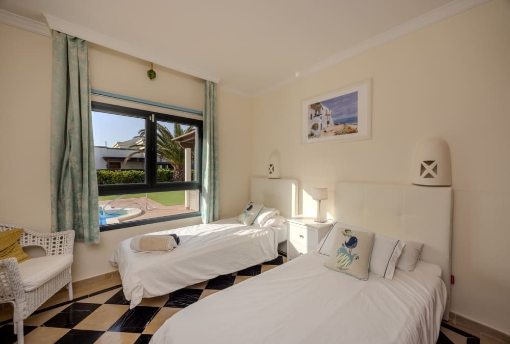 2 bedroom Villa for sale in Playa Blanca with pool - € 485,000 (Ref: 9458496)