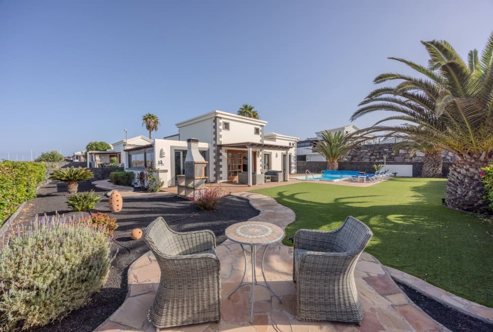 2 bedroom Villa for sale in Playa Blanca with pool - € 485,000 (Ref: 9458496)