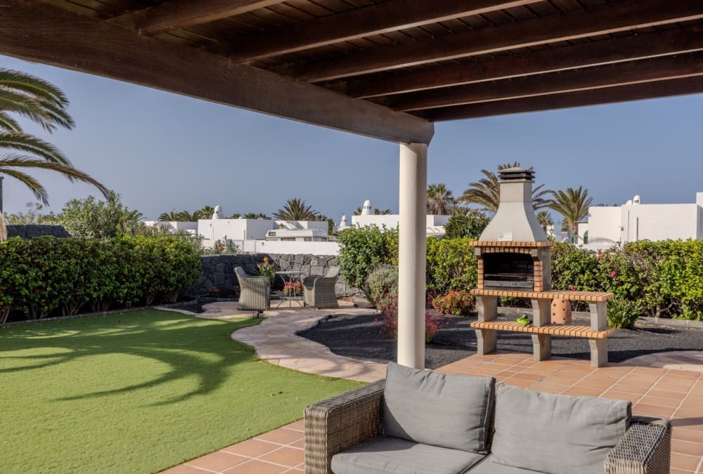 2 bedroom Villa for sale in Playa Blanca with pool - € 485,000 (Ref: 9458496)