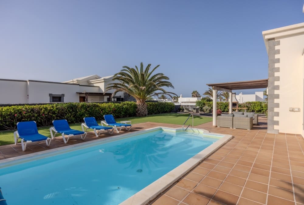 2 bedroom Villa for sale in Playa Blanca with pool - € 485,000 (Ref: 9458496)