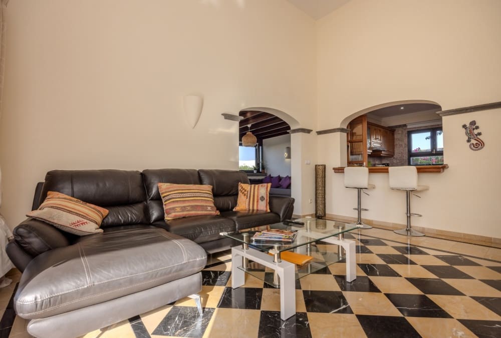 2 bedroom Villa for sale in Playa Blanca with pool - € 485,000 (Ref: 9458496)