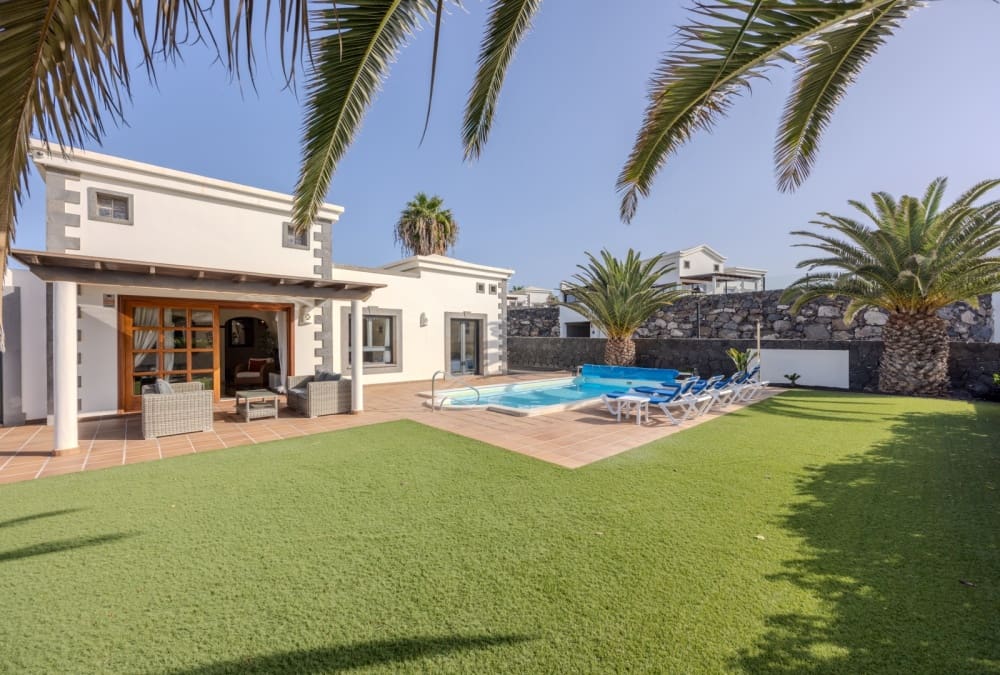 2 bedroom Villa for sale in Playa Blanca with pool - € 485,000 (Ref: 9458496)