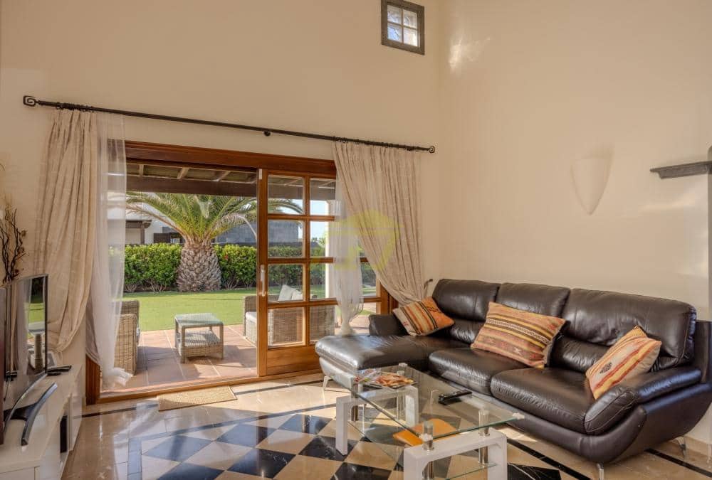 2 bedroom Villa for sale in Playa Blanca with pool - € 485,000 (Ref: 9458496)