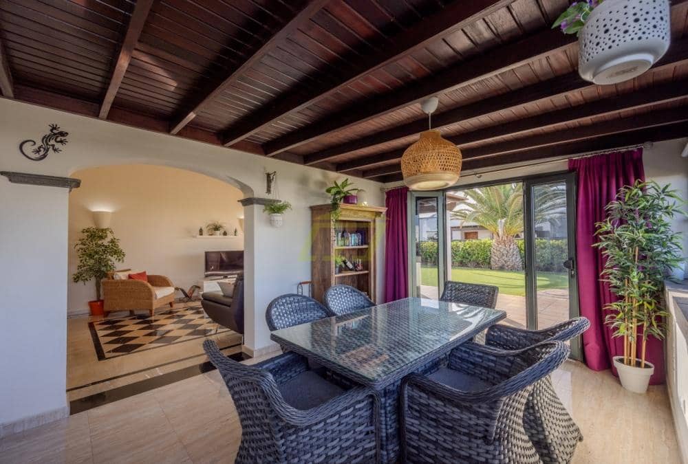 2 bedroom Villa for sale in Playa Blanca with pool - € 485,000 (Ref: 9458496)