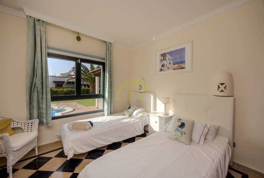 2 bedroom Villa for sale in Playa Blanca with pool - € 485,000 (Ref: 9458496)